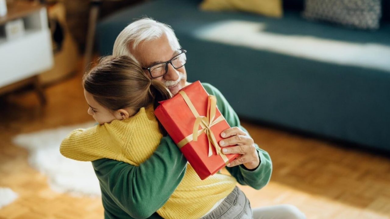 Что подарить на День бабушки и дедушки: идеи подарков