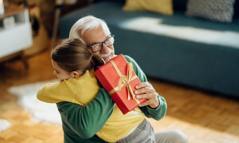 Что подарить на День бабушек и дедушек от внуков?