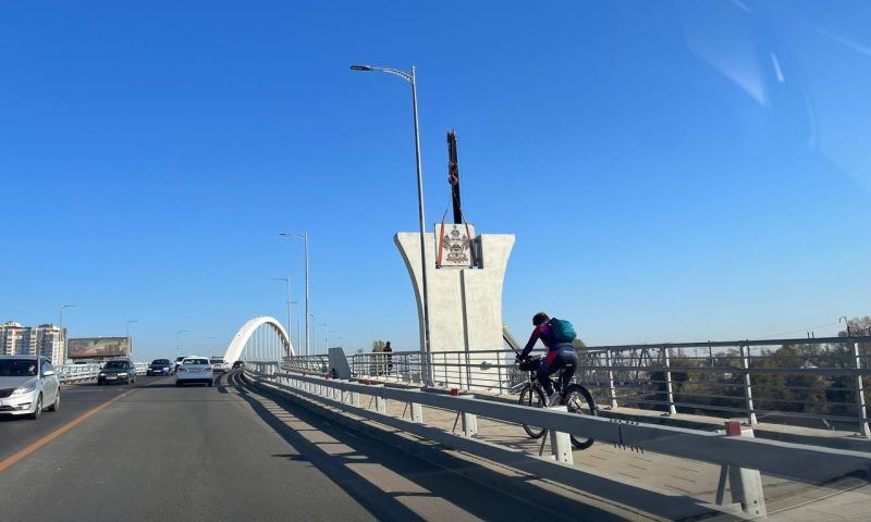 Герб Краснодарского края устанавливают на Яблоновском мосту