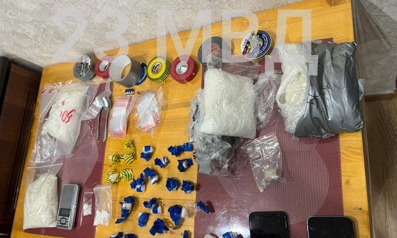 Почти 2 кг наркотиков нашли в квартире приезжего мужчины в Краснодаре