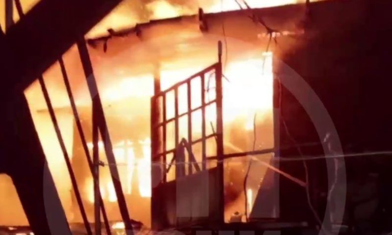 Дом загорелся ночью 11 октября в Сочи, пытавшийся тушить огонь получил ожоги