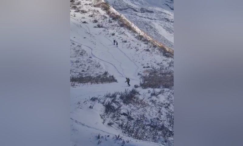 Спуск сноубордиста заметили в горах Красной Поляны еще до открытия трасс