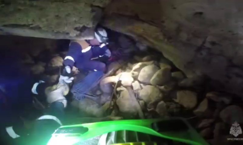 Спасатели вытащили застрявшего спелеолога из пещеры Чертова нора в Сочи