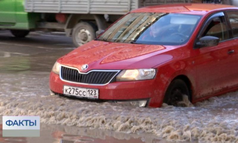 В Краснодаре после сильного ливня в ночь на 14 ноября подтопило несколько улиц