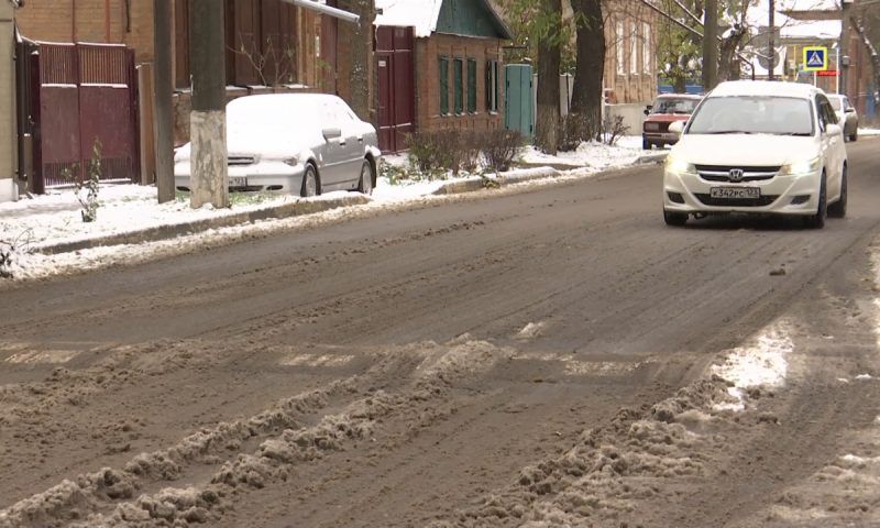 Выпавший снег затруднил автомобильное движение на дорогах Краснодарского края