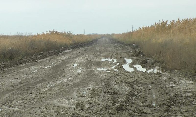 Жители одного из поселений Славянского района пожаловались на разбитую дорогу