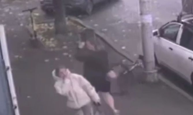 Женщина ударила 12-летнюю девочку из-за селфи на улице в Краснодаре