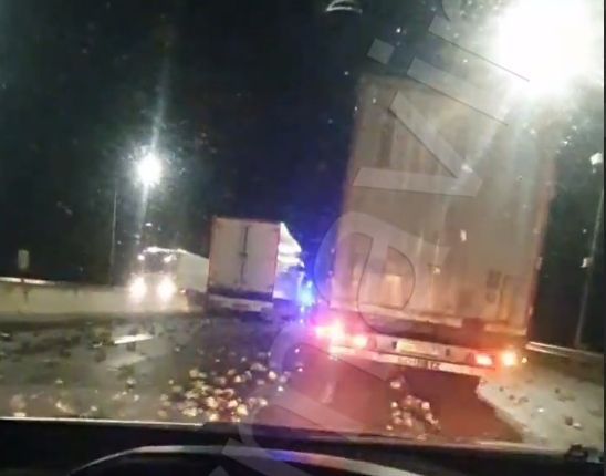 КамАЗ со свеклой столкнулся с двумя грузовиками на границе Кубани и Ставрополья