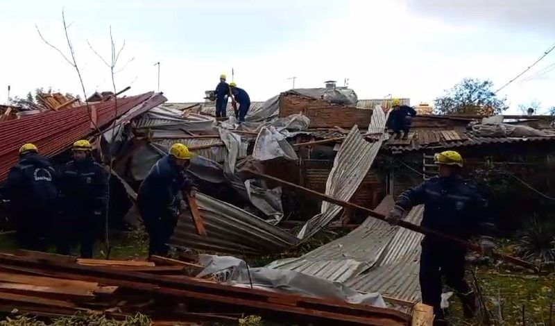 Спасатели убрали сорванные ветром части кровли возле многоэтажки в Краснодаре