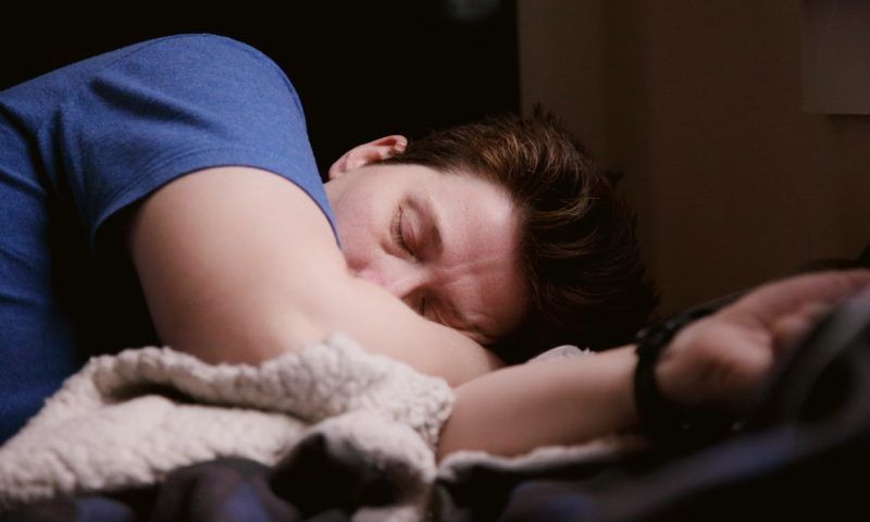 Недосып и «пересып»: почему после сна болит голова