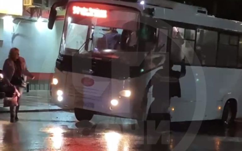 Неадекватный мужчина напал с лопатой на автобус с пассажирами в Сочи 
