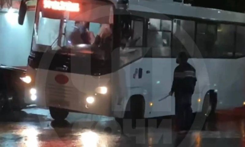 Напавшего с лопатой на автобус в Сочи дебошира задержали
