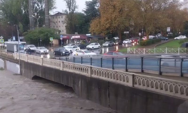 Из-за сильных ливней в Сочи подтопило дороги и повысился уровень воды в реках