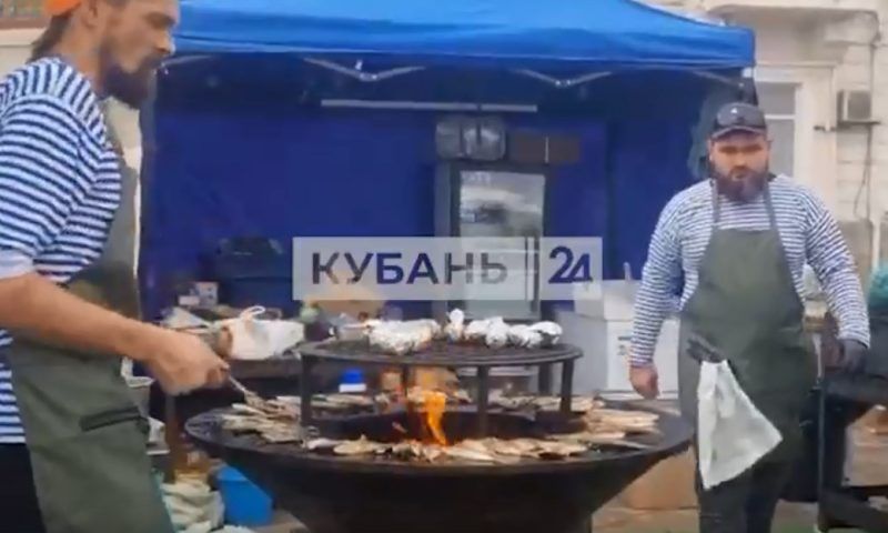 На Хамсафесте в Новороссийске рыба свежего посола стоит 400 рублей за килограмм