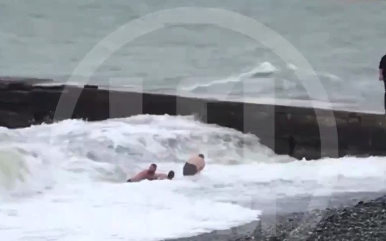 Двое туристов спасли парня и девушку, которые тонули во время шторма в Сочи