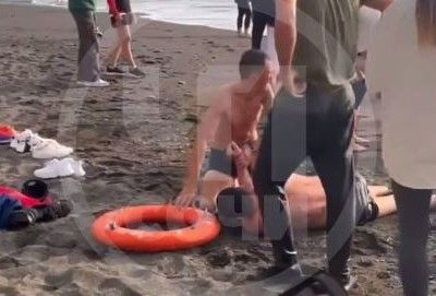 На пляже в Сочи спасли мужчину, который пошел купаться в шторм
