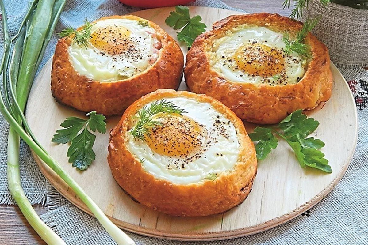 Хлеб в яйце в духовке рецепт. Булочка с яйцом. Яичница в булочке. Булочка запеченная с яйцом. Завтрак в булочке с яйцом.