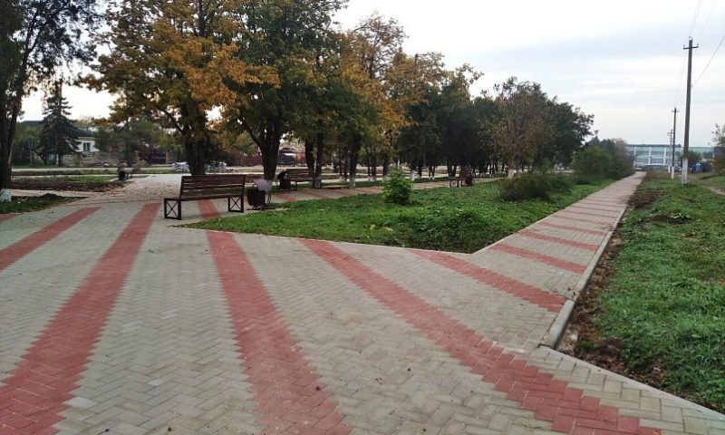 Благоустройство парка по нацпроекту почти завершили в Щербиновском районе