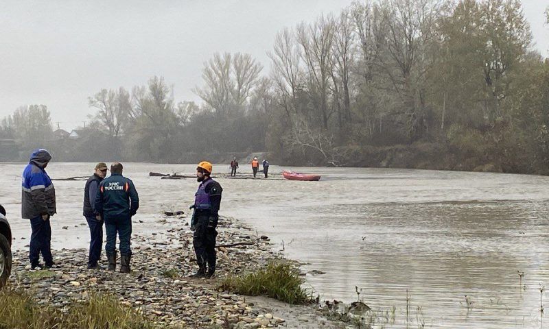 На Кубани нашли тело мальчика, утонувшего в реке после падения автомобиля
