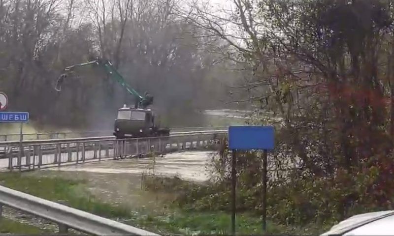 В Северском районе перекрыли движение на мосту через Шебш из-за перелива воды