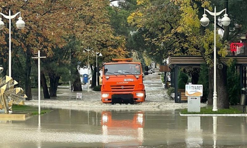 В Геленджике после ливня подтопило улицы и размыло пляжи