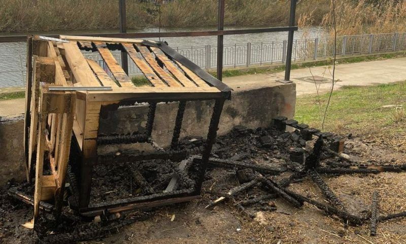 Неизвестные сожгли будки для бродячих собак в Краснодаре