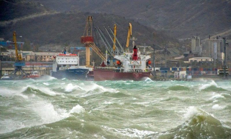 Приближаться к морю запретили в Новороссийске из-за шторма и ураганного ветра