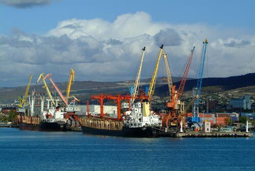 Швартовые операции и перевалку грузов возобновили в портах Кубани и Крыма