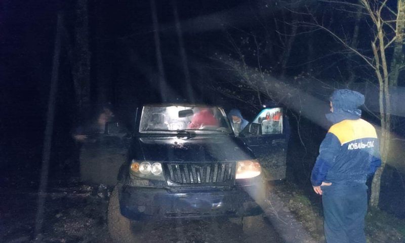 Четверо туристов провели ночь в застрявшем в грязи автомобиле в горах Геленджика