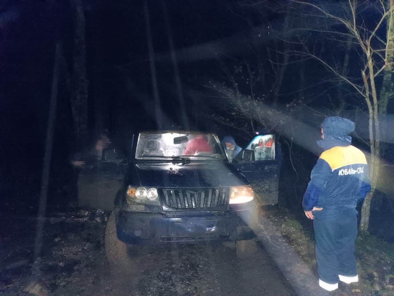 Четверо туристов провели ночь в застрявшем в грязи автомобиле в горах  Геленджика - 20 ноября, 2023 Все новости, Происшествия «Кубань 24»