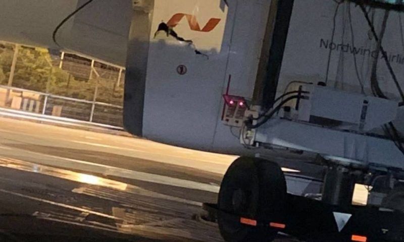 Против пилота завели дело после столкновения самолета с трапом в аэропорту Сочи