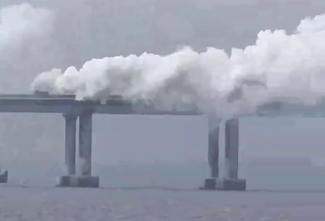Движение на Крымском мосту перекрыли второй раз за день. Работают дымогенераторы