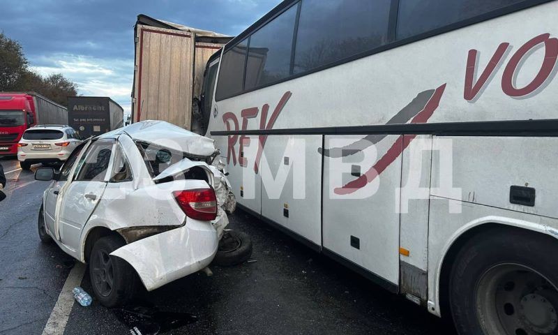 Водитель рейсового автобуса погиб при столкновении с КамАЗом на Кубани