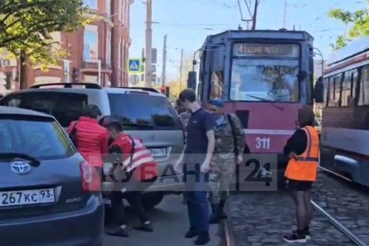 Трамваи встали из-за припаркованной машины в центре Краснодара