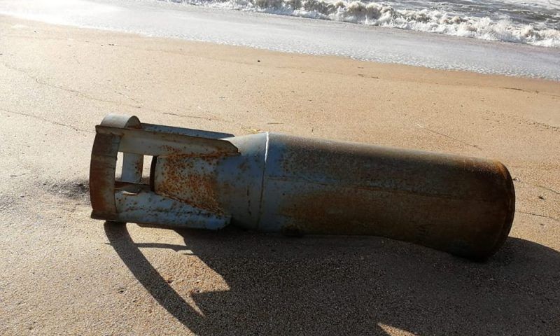 В Анапе штормом выбросило на пляж 50-килограмовую учебную авиабомбу