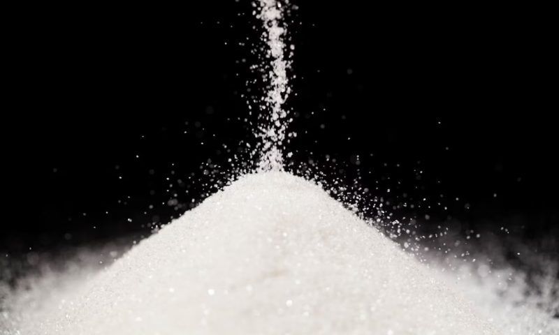 10 несладких продуктов, в которых сахара больше, чем в конфетах