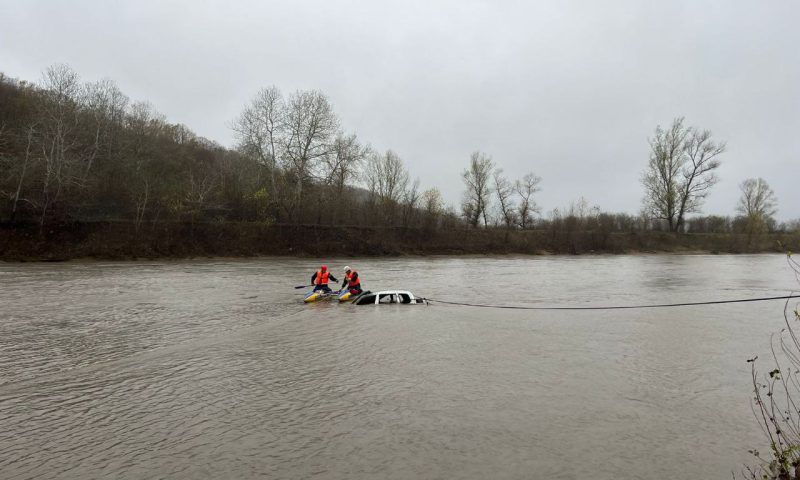 СК Адыгеи начал проверку после пропажи женщины и ребенка в реке Белой