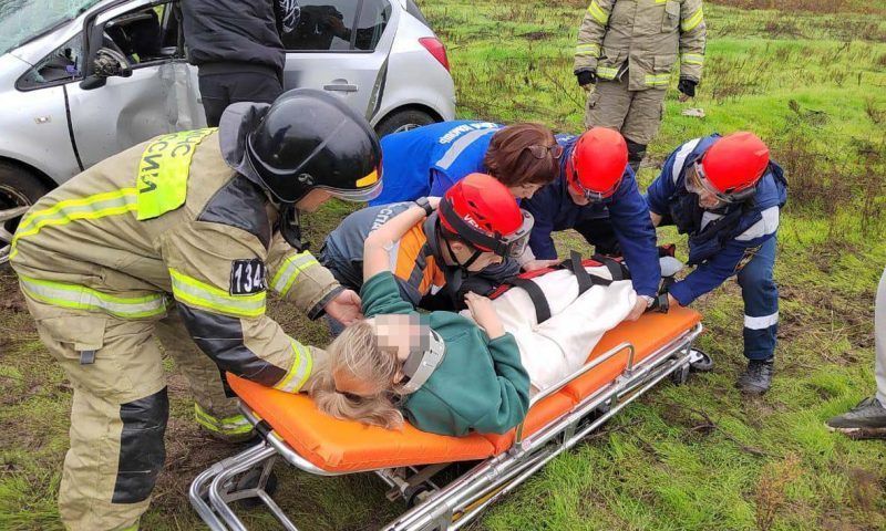 Спасатели достали женщину из покореженной машины, врезавшейся в столб на Кубани