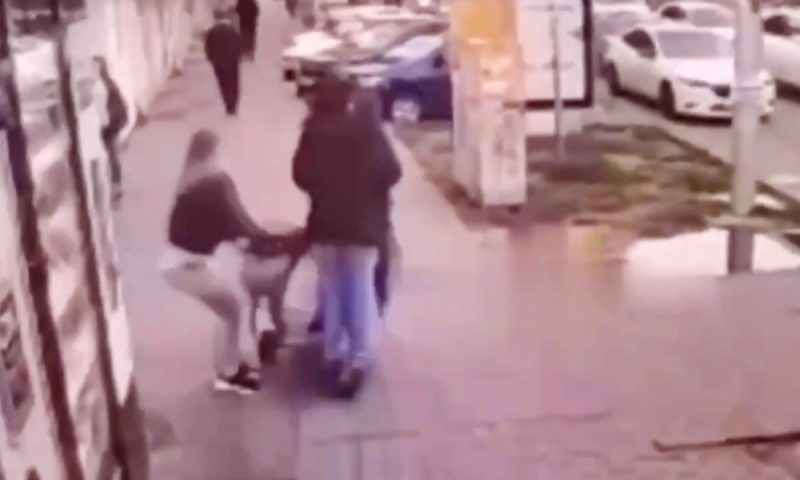 В Краснодаре две школьницы на электросамокате сбили коляску с младенцем