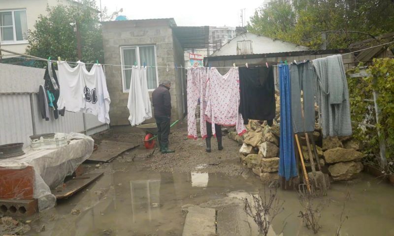 Из-за залпового ливня подтопило более 15 придомовых территорий в Анапе