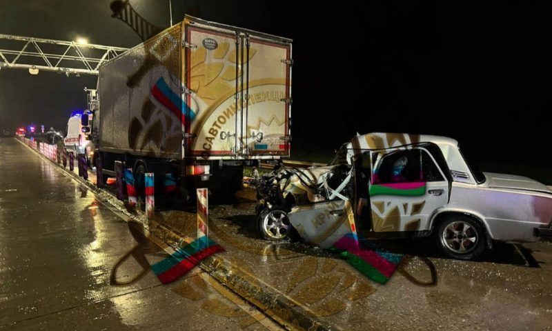 Водитель легковушки погиб, врезавшись в попутный грузовик в Краснодарском крае
