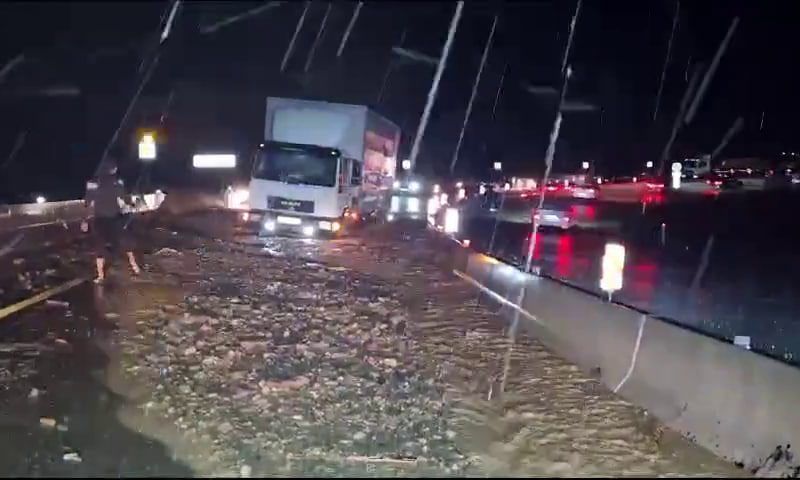 Сошедший сель заблокировал грузовик на спуске с Молдовановского перевала