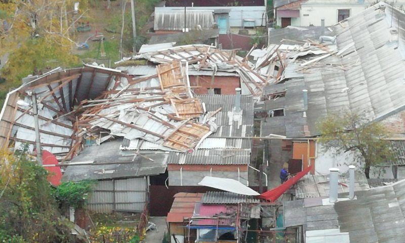 Ураганный ветер добрался до Краснодара: порывом сорвало крышу многоэтажки