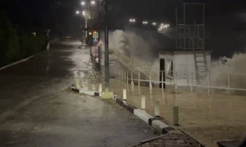 Из-за потопа и шторма перекрыли дорогу в Широкую Балку под Новороссийском