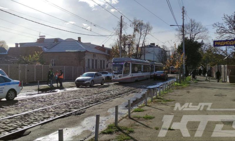 Трамваи встали на 1,5 часа из-за припаркованной на путях машины в Краснодаре