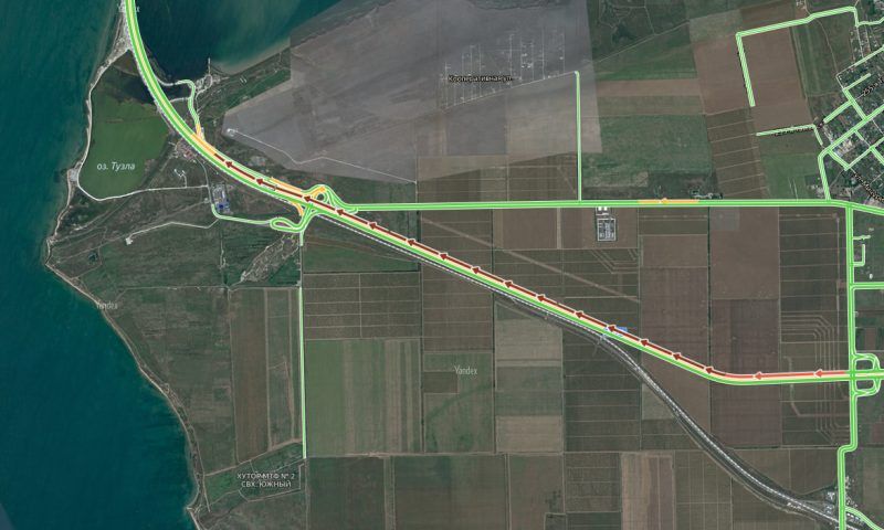 Пробка перед Крымским мостом на Кубани к 13:00 растянулась почти на 500 машин