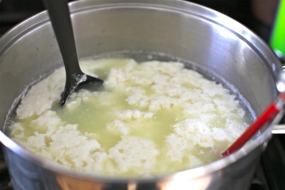 Как сделать домашний творог из молока или кефира. 6 простых способов - Лайфхакер