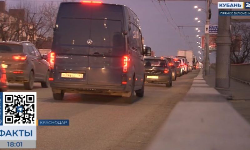 Предновогодняя суета: автомобилисты в Краснодаре к вечеру увязли в пробках