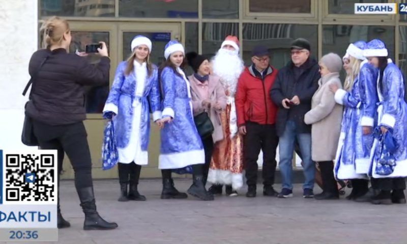 Дед Мороз и Снегурочки поздравили с Новым годом пассажиров вокзала Краснодар-1