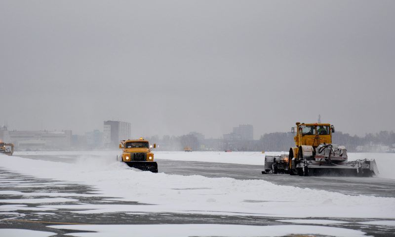 Из-за сильного ветра в аэропорту Омска на 10 часов задержан рейс в Сочи